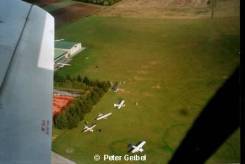 Flugplatz Spitzerberg loas - Blick auf die Abstellfläche und Piste 12
