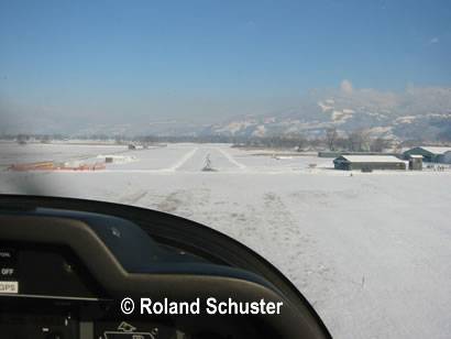 Luftaufnahme Flugplatz Hohenems: Endanflug auf die Piste 05