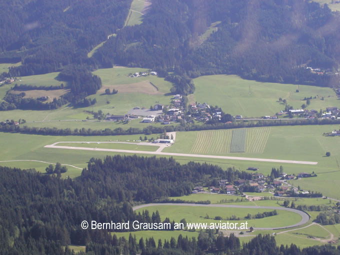 Luftaufnahme Flugplatz Sankt Johann in Tirol loij: Blick vom Osten aus der Platzrunde 