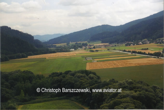 Luftaufnahme Flugplatz Friesach Hirt lokh: kurz vor dem Endanflug auf die Piste 17