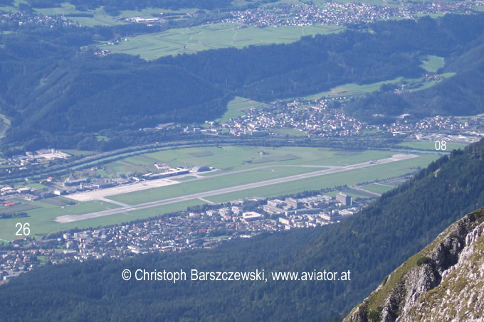 Flughafen Innsbruck - Blick vom Nordosten (Nordkette) auf die Piste Richtung Westen