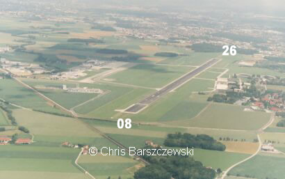 Luftaufnahme Flughafen Linz lowl:  die Piste 27 aus der südwestlichen Richtung 