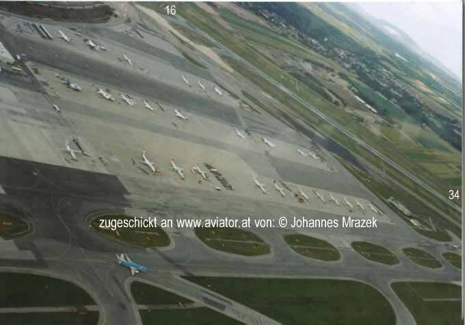 Luftaufnahme Flughafen Wien schwechat LOWW:  Sicht auf den Flughafen bei einem Überflug aus dem Sektor Sierra kommend