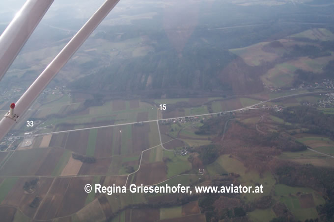 Luftaufnahme des Flugplatzes Pinkafeld logp: Blick auf die Pisten 33 und 15 vom Osten