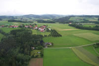 Felder, Dörfer: typische Landschaft in Oberösterreich gesehen aus einem Flugzeug